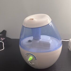Vicks White and Blue Humidifier